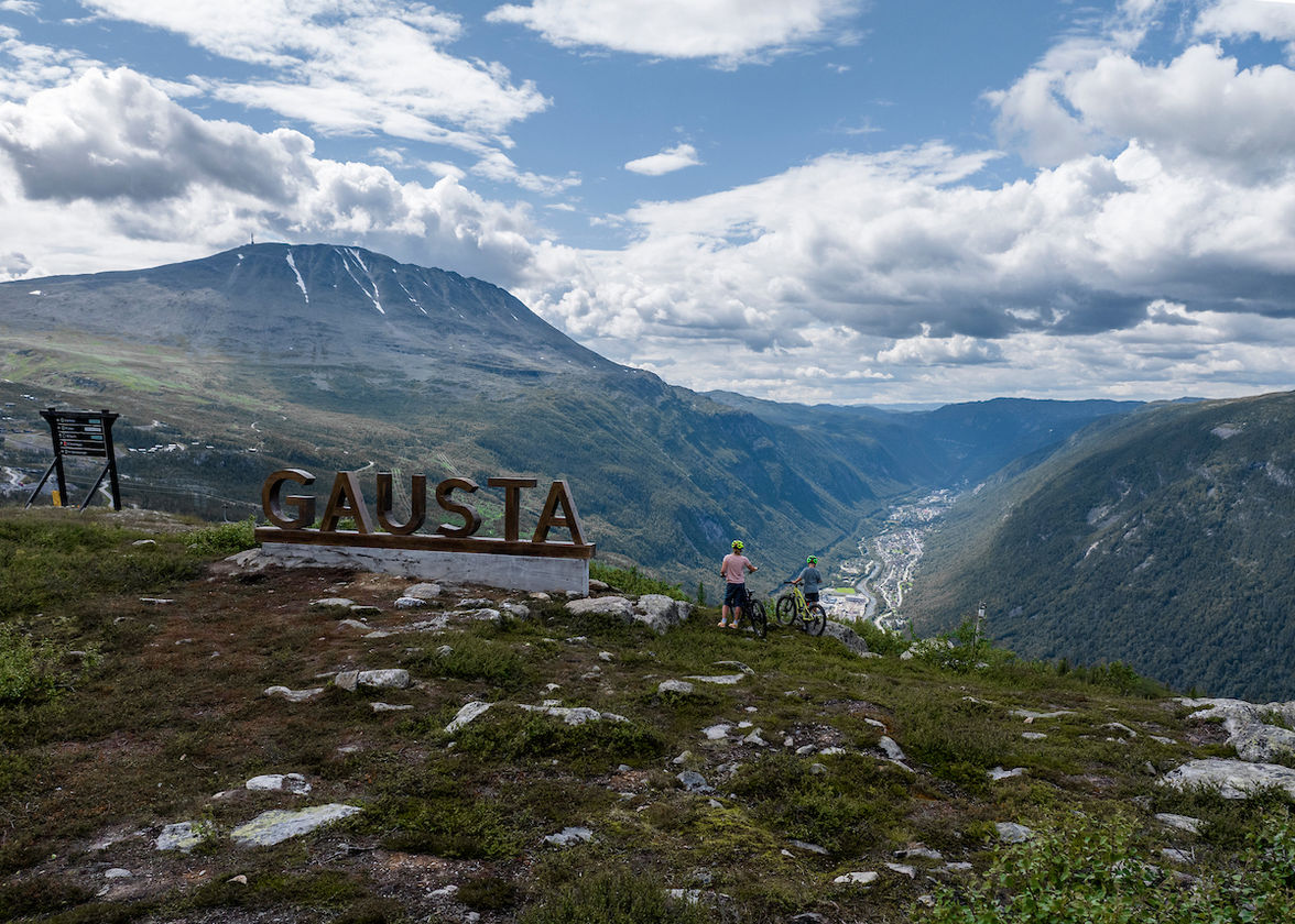 Sykkel Sykling Familie Stemning Gausta skilt Yngve Ask Sommer Aktivitet